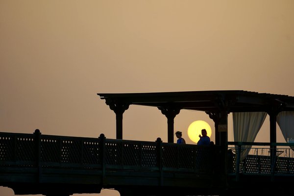 Comment organiser un séjour en Bretagne avec des cours de cuisine de fruits de mer et des excursions en bateau?